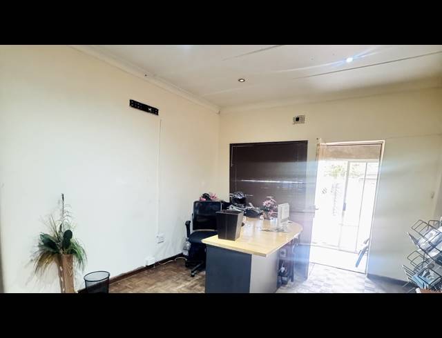 M² BUSINESS CENTRE FOR SALE IN WITBANK EXT 8